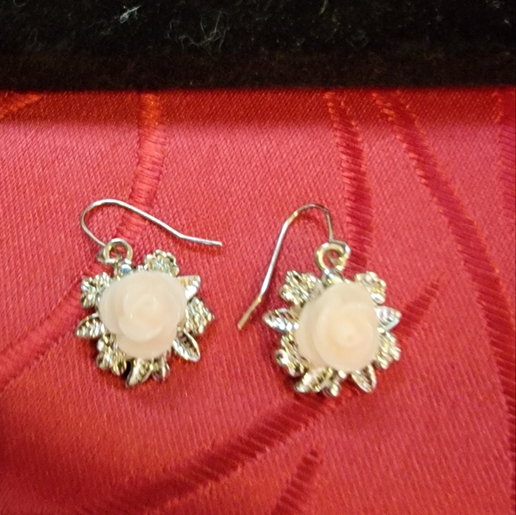 Pale pink and silver tone flower earrings - Picture 5 of 9